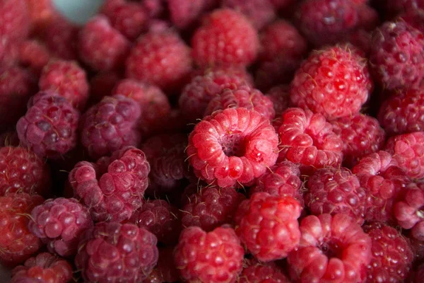  Olgun kırmızı ahududu