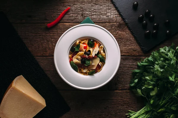 Fettuccine zeytin ve güneş kurutulmuş domates ve fesleğen ile