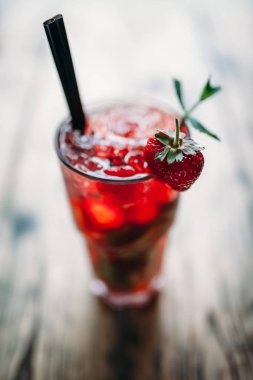 Bir bardak çilek mojito