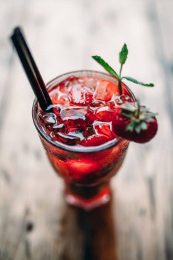 Bir bardak çilek mojito