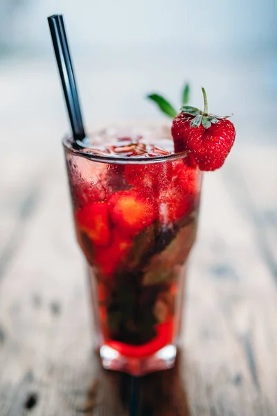 Bir bardak çilek mojito
