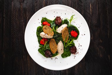 Ispanak, forshmak, domates ve pişmiş kırmızı biber salatası