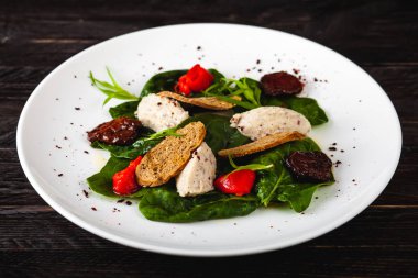 Ispanak, forshmak, domates ve pişmiş kırmızı biber salatası