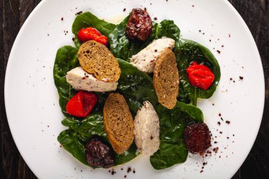 Ispanak, forshmak, domates ve pişmiş kırmızı biber salatası