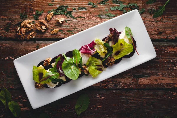 Pancar salatası elma, peynir ve fıstık sosu ile