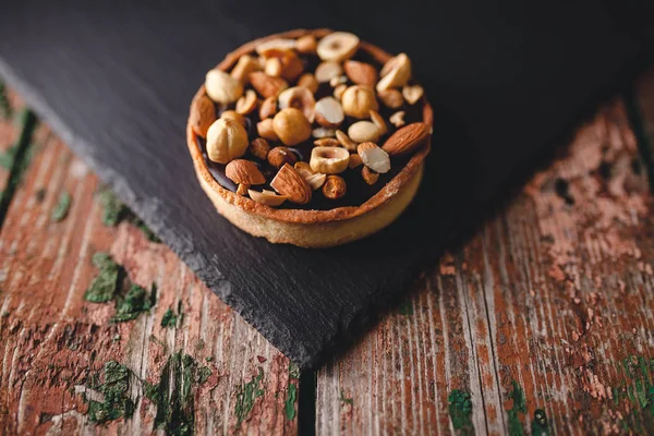 Fındık ve çikolata kayrak tahtası ile tart
