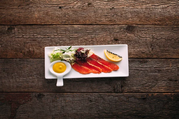 Marine edilmiş somon fileto gravlax hardal soslu marul ve 