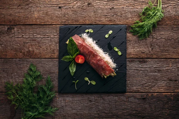 İle kayrak bir tahta üzerinde Dana carpaccio