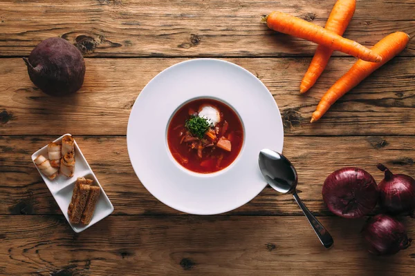 Sebze çorbası kırmızı borsch beyaz bir tabak içinde