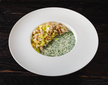 Rus ve Ukraynalı geleneksel soğuk çorbasına (okroshka) bir whit