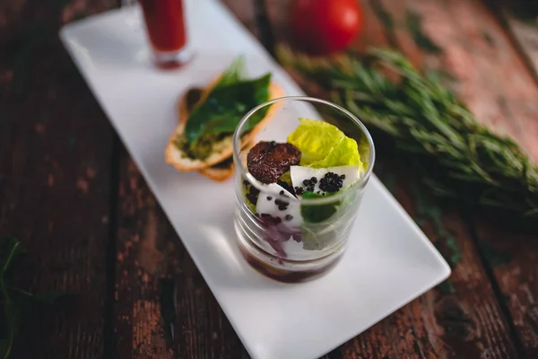 Mozzarella peyniri Sele zeytin ve domates gaspaço