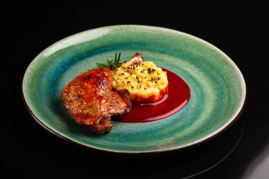 Yeşil tabakta ardıç soslu ördek bacağı