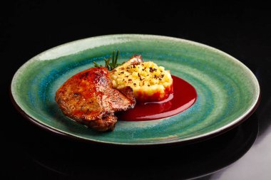 Yeşil tabakta ardıç soslu ördek bacağı