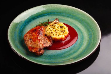 Yeşil tabakta ardıç soslu ördek bacağı