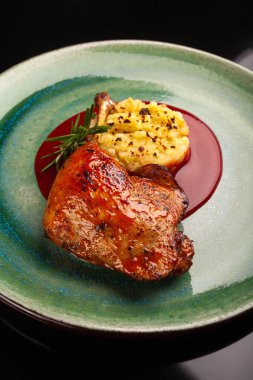 Yeşil tabakta ardıç soslu ördek bacağı