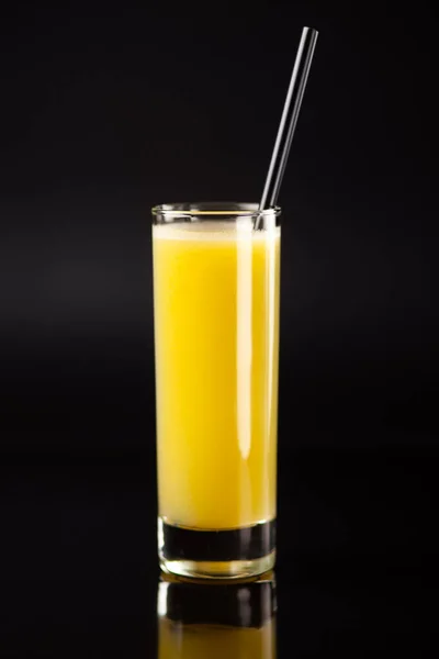 Siyah arkaplanda detoks içeceği
