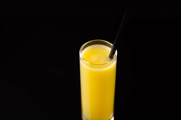Siyah arkaplanda detoks içeceği
