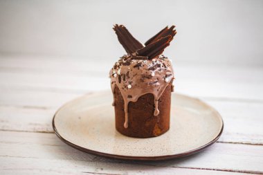 Geleneksel Ukrayna ve Rus Paskalya tatlıları. Ortodoks paşam, masaya kulich keki.