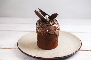 Geleneksel Ukrayna ve Rus Paskalya tatlıları. Ortodoks paşam, masaya kulich keki.