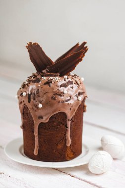 Geleneksel Ukrayna ve Rus Paskalya tatlıları. Ortodoks paşam, masaya kulich keki.