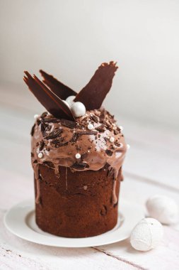 Geleneksel Ukrayna ve Rus Paskalya tatlıları. Ortodoks paşam, masaya kulich keki.