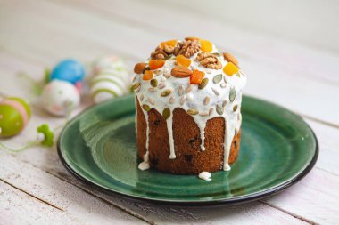 Geleneksel Ukrayna ve Rus Paskalya tatlıları. Ortodoks paşam, masaya kulich keki.