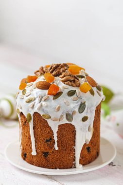 Geleneksel Ukrayna ve Rus Paskalya tatlıları. Ortodoks paşam, masaya kulich keki.