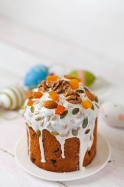 Geleneksel Ukrayna ve Rus Paskalya tatlıları. Ortodoks paşam, masaya kulich keki.