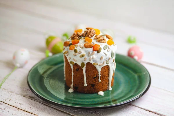 Geleneksel Ukrayna ve Rus Paskalya tatlıları. Ortodoks paşam, masaya kulich keki.