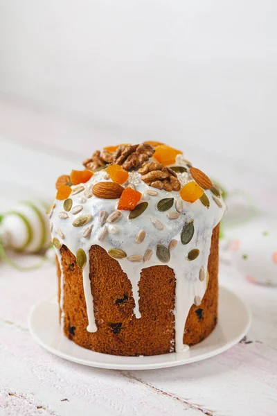 Geleneksel Ukrayna ve Rus Paskalya tatlıları. Ortodoks paşam, masaya kulich keki.