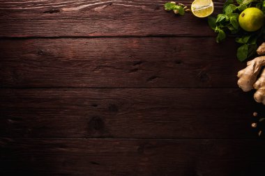 Naneli, zencefilli, limonlu, ahşap kaplamalı baharatlar. Bedava metin alanı olan arkaplan düzeni. Uzayı kopyala Üst Manzara. Yemek düzdü.