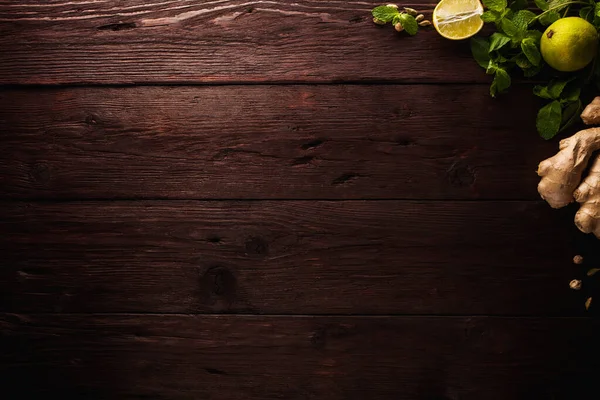Naneli, zencefilli, limonlu, ahşap kaplamalı baharatlar. Bedava metin alanı olan arkaplan düzeni. Uzayı kopyala Üst Manzara. Yemek düzdü.