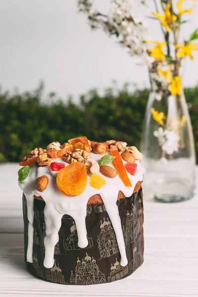 Geleneksel Ukrayna ve Rus Paskalya tatlıları. Ortodoks paşam, masaya kulich keki.