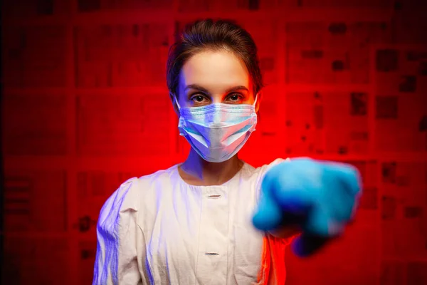 Μια Γιατρός Μάσκα Και Γάντια Δείχνει Ένα Δάχτυλο Μπροστά Του — Φωτογραφία Αρχείου