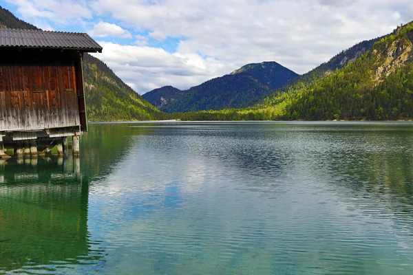 El hermoso lago de plan con sombrero de pescador en Austria — Foto de Stock