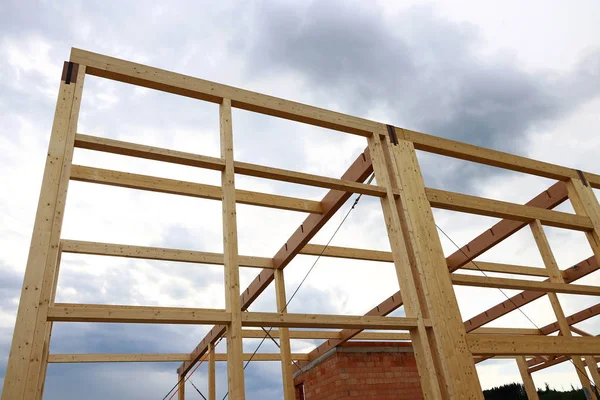 Nieuwbouw van een houten huis. Moderne houten constructie — Stockfoto