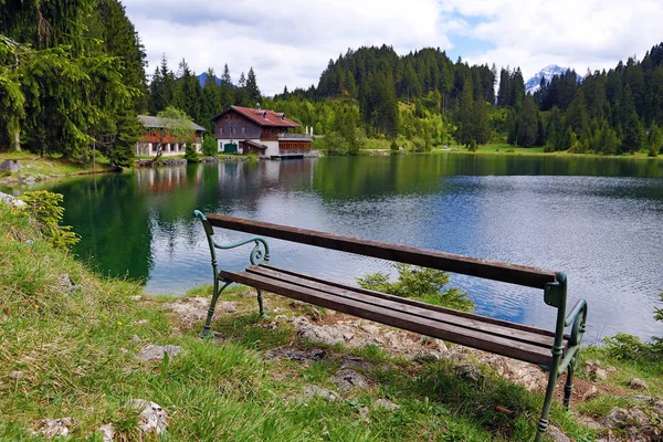A bench in front of a lake in the mountains in Austria — Stock Photo, Image