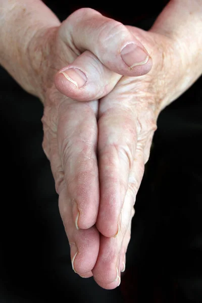 Les mains priantes d'une vieille femme — Photo