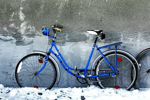 Staré modré kolo na zdi domu — Stock fotografie