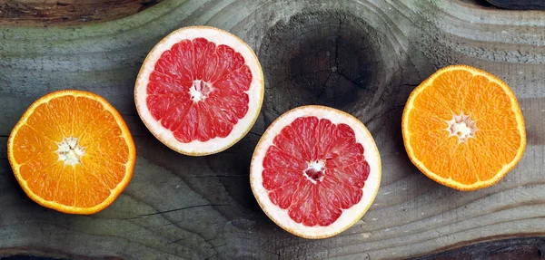 Greyfurt ve portakallar sağlıklı, lezzetli meyvelerdir. — Stok fotoğraf