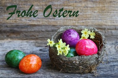 Renkli Paskalya yumurtaları ile mutlu bir Paskalya Paskalya sepeti