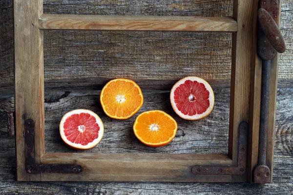 Greyfurt ve portakallar sağlıklı, lezzetli meyvelerdir.