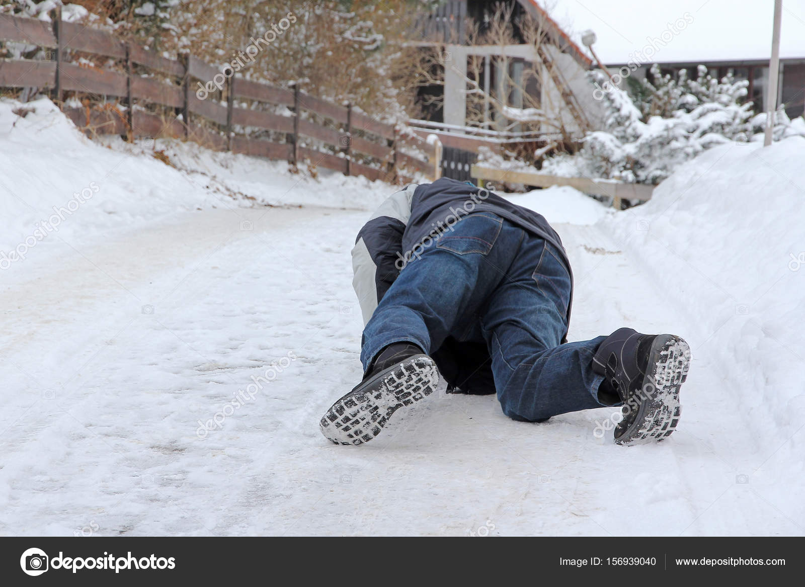 скользкая лестница зимой. Snow snow falling down. Snow snow falling down. Snow snow falling down. сугроб на черном фоне.