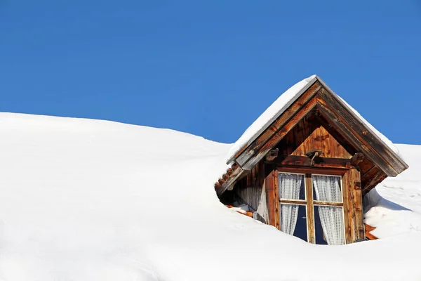 Αρκετό χιόνι στη στέγη ένα σπίτι — Φωτογραφία Αρχείου