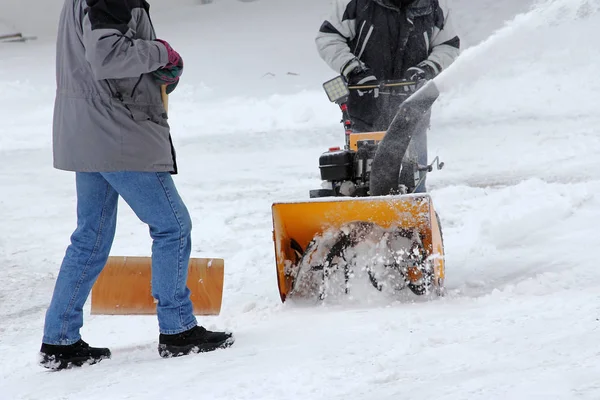 Två män snöskottning i vinter — Stockfoto