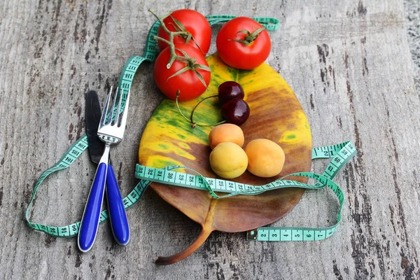 Perder peso através de uma alimentação saudável com frutas e legumes — Fotografia de Stock