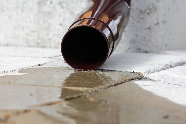 Agua Lluvia Fluye Una Alcantarilla Una Casa — Foto de Stock