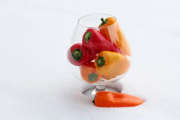 Rode en gele paprika's in een glas — Stockfoto