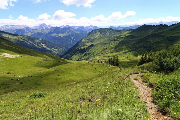 Bergsklättring på Furkajoch i Österrike — Stockfoto