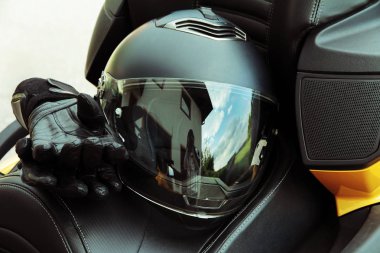 Koruyucu ve motor sporları sırasında Emanet. Motosiklet kask ve eldiven
